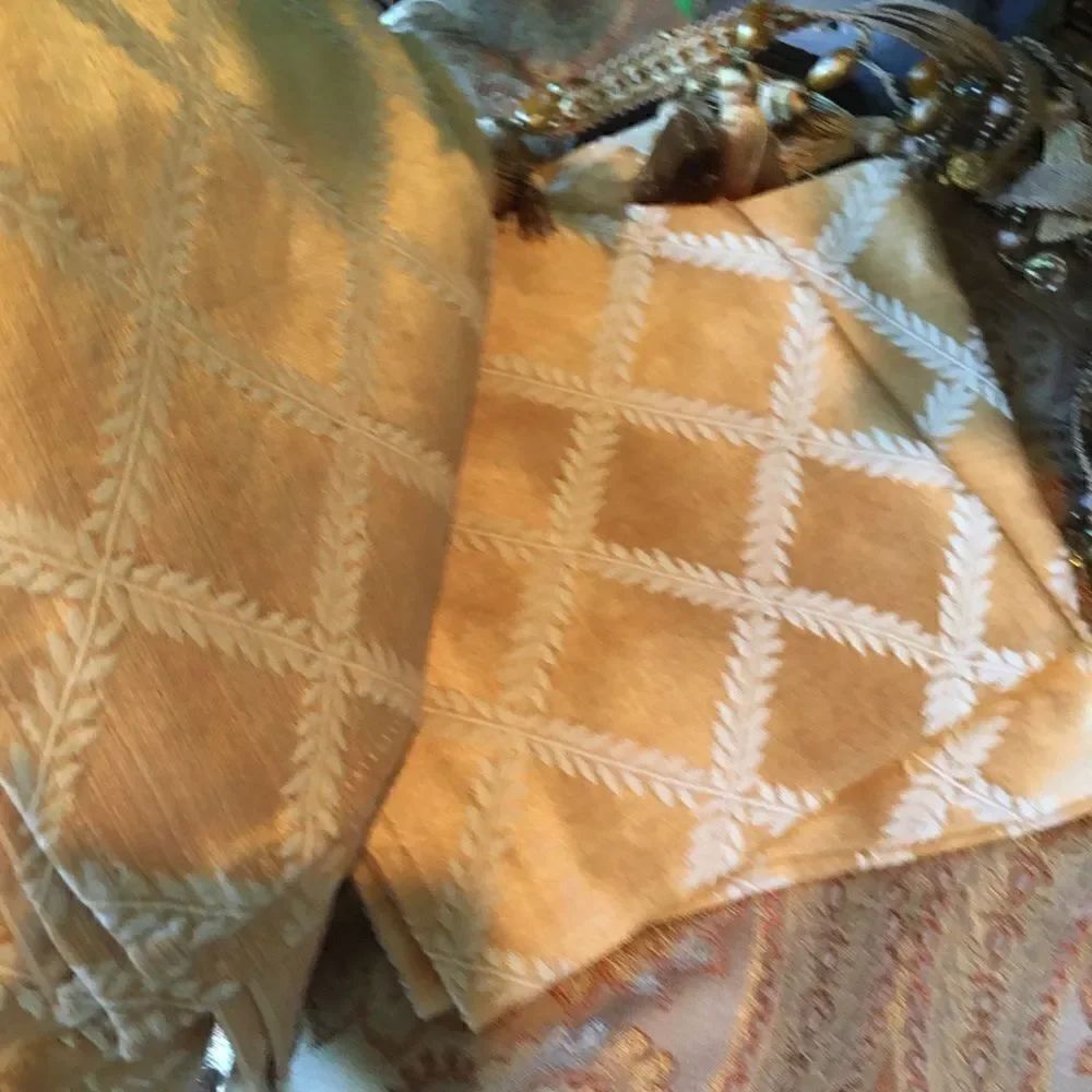 DIAMOND GOLD Dinner Napkins! - Picture 10 of 12